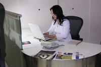 場所は表参道、テーブルは特注品、イスはハーマンミラーのアーロンチェアと、素晴らしい環境。うらやましい。