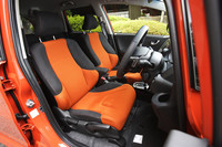 ボディーカラーは全7色で、「クリスタルブラックパール」と「サンセットオレンジII」（テスト車）のモデルは写真のオレンジ内装が、その他はオレンジステッチ入りのブラック内装が組み合わされる。オプションでブラックの本革内装も選べる。