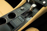 ナビゲーションやオーディオなどの操作は、タッチパッド式のコントローラーで行う。