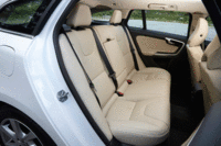 後席の様子。左右席のヘッドレストは、ドライバーの視界確保のために、前屈させることができる。（写真をクリックするとシートアレンジが見られます）
    