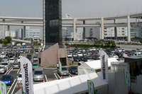 会場となる大黒パーキングエリア。休日は多くのクルマで埋め尽くされるPAだ。クルマ好きが自慢の愛車で集まる場所として有名。
