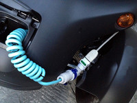 充電時は、配線の取り回しに若干の苦労がみられるものの……。