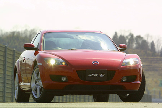 【スペック】RX-8(5MT)：全長×全幅×全高＝4435×1770×1340mm/ホイールベース＝2700mm/車重＝1310kg/駆動方式＝FR/水冷式直列654cc×2ローター（210ps/7200rpm、22.6kgm/5000rpm）/車両本体価格＝240.0万円