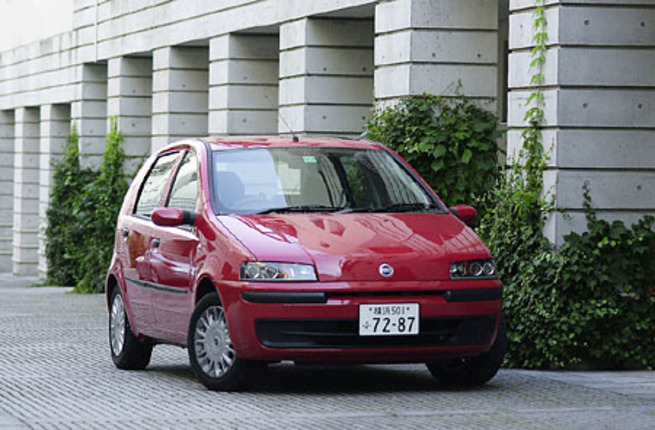 【スペック】全長×全幅×全高＝3835×1660×1480mm/ホイールベース＝2460mm/車両重量＝1060kg/駆動方式＝FF/1.2リッター直4DOHC16バルブ（80ps/5000rpm、11.6kgm/4000rpm）/車両本体価格＝173.0万円（テスト車＝同じ）