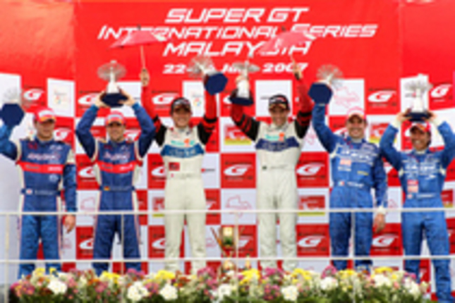 GT500クラス表彰式。左から、2位のRAYBRIG NSX（ドミニク・シュワガー/細川慎弥）、悲願の初優勝を果たしたWOODONE ADVAN Clarion Z（J.P・デ・オリベイラ/荒聖治）、3位カルソニック インパルZ（ブノワ・トレルイエ/星野 一樹）。