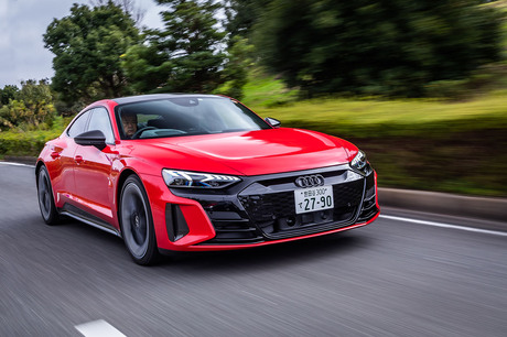 アウディのフラッグシップ電気自動車（BEV）「RS e-tron GT」に公道で試乗。さまざまなシチュエーションを...