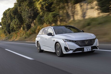 方々で好評な新型「プジョー308」ではあるものの、バカンスの国のニューモデルなら、やはりステーションワ...