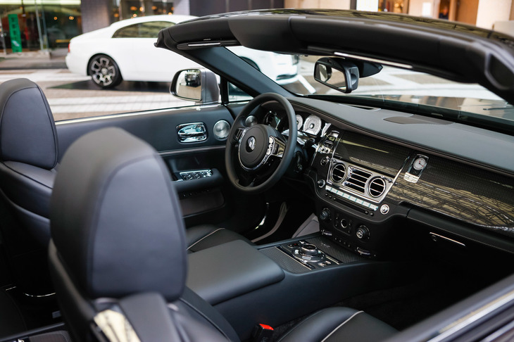 こちらの「ロールス・ロイス・ドーン」、「どんなオーダーにも応えてみせる」というインテリアはつややかなブラックでコーディネートされています。