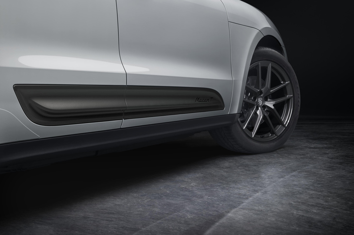 「Macan T」ロゴがあしらわれたボディーのサイドブレード。