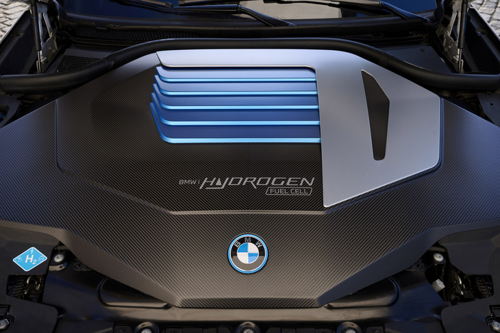 「iX5ハイドロジェン」は、最高出力170PSの燃料電池システムと同231PSの高出力リチウムイオンバッテリーによってシステム全体で401PSを発生する。