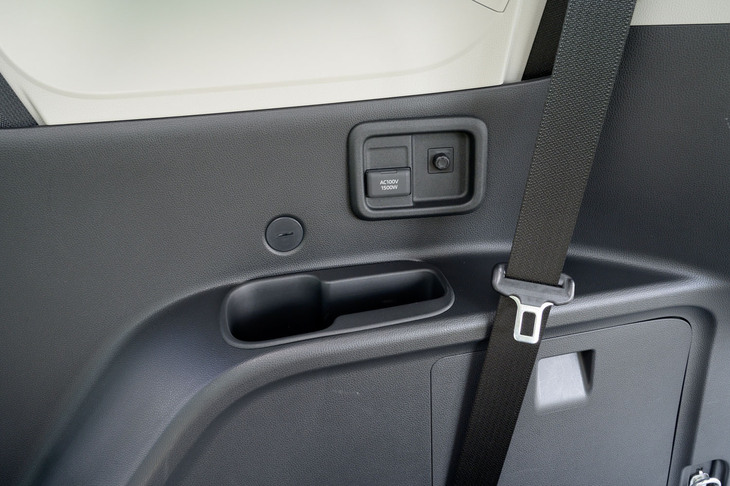 3列目シートの両サイドはアームレストと呼ぶには少々心もとない造形。ただし、「フリード」にはないAC100V・1500Wのコンセントが付く（オプション）。