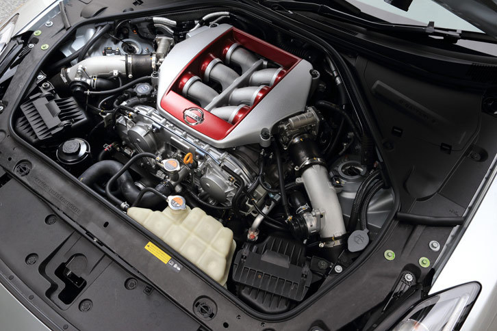 エンジンについては「NISMO」の技術を生かした気筒別点火時期制御の採用などにより、従来モデルより最高出力、最大トルクともに向上している。