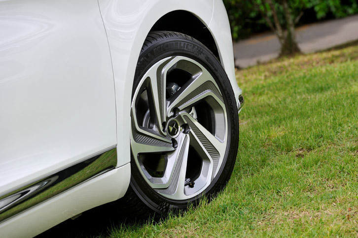 タイヤサイズは225/50R17から235/45R18に拡大。「ADELAIDE」と呼ばれる18インチアロイホイールが組み合わされる。