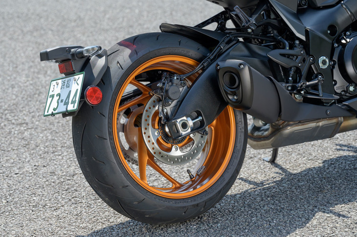 タイヤサイズは前が120/70ZR17、後ろが190/50ZR17。同車専用の設計が取り入れられた「ダンロップ・スポーツマックス ロードスポーツ2」が装着される。