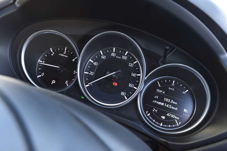 3眼式のメーター。左から順に、エンジン回転計、速度計、そしてフルカラーのインフォメーションディスプレイ。