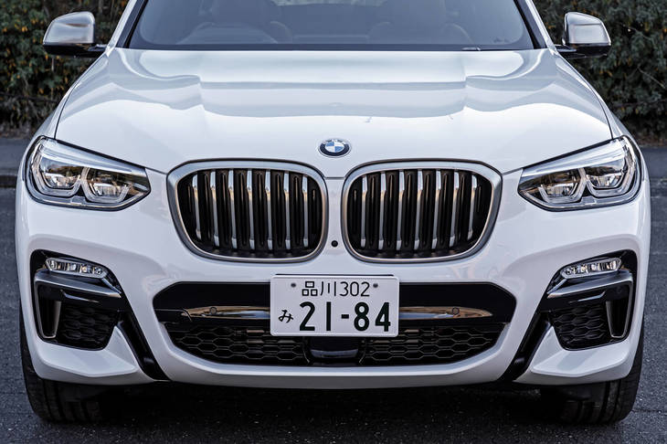 フロントエプロン（バンパー下部ボディー同色）やサイドスカート、ワイドホイールアーチなどのMプロデュースのエクステリアパーツを装備している。