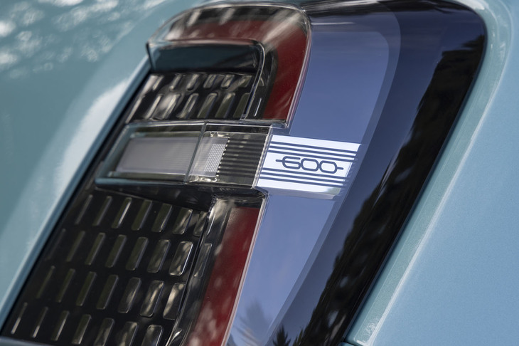 リアコンビランプにも「600」。