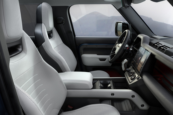 「ディフェンダー110オクタP635」のフロントシート。