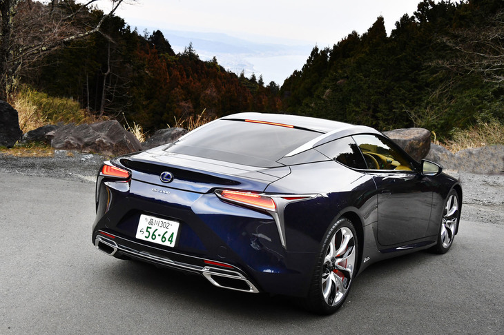 「LC500h“Sパッケージ”」のボディーサイズは全長×全幅×全高＝4770×1920×1345mm、ホイールベースは2870mm。ポリッシュ仕上げ＋ブラック塗装を施した21インチ鍛造アルミホイールが新たに標準装備アイテムとなった。