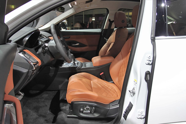 ジャガーEペース（フロントシート）