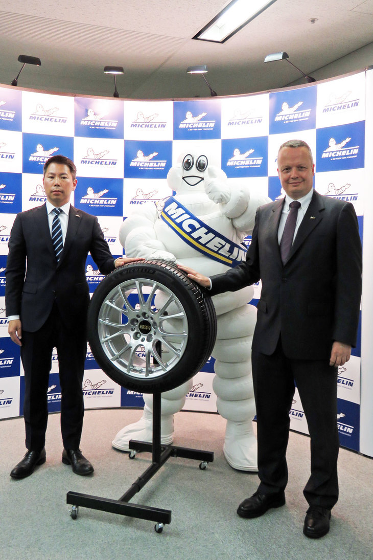 日本ミシュランタイヤのポール・ペリニオ社長（右）と、商品説明を行った同社の大河内昌紀氏。