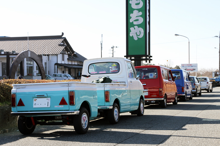 午前8時の開場を待つ参加車両。手前の「ホンダ・ライフピックアップ」は、キャビンから後方をカットオフした特製トレーラーを引いている。