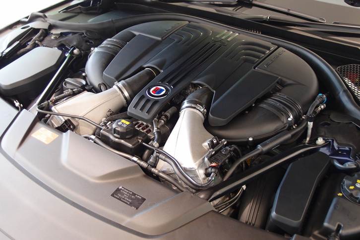 「BMW 750i」比で158psアップの608psを発生する、4.4リッターV8ツインターボエンジン。