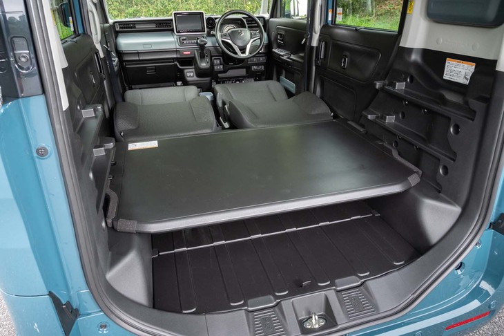 ボードを下段に固定したところ。後席部分をフラットにしたうえで前席の背もたれを一番後ろまで倒すと2人用の車中泊スペースに早変わり。横になる際に邪魔になる荷物をボードの下に収納できるのが素晴らしい。