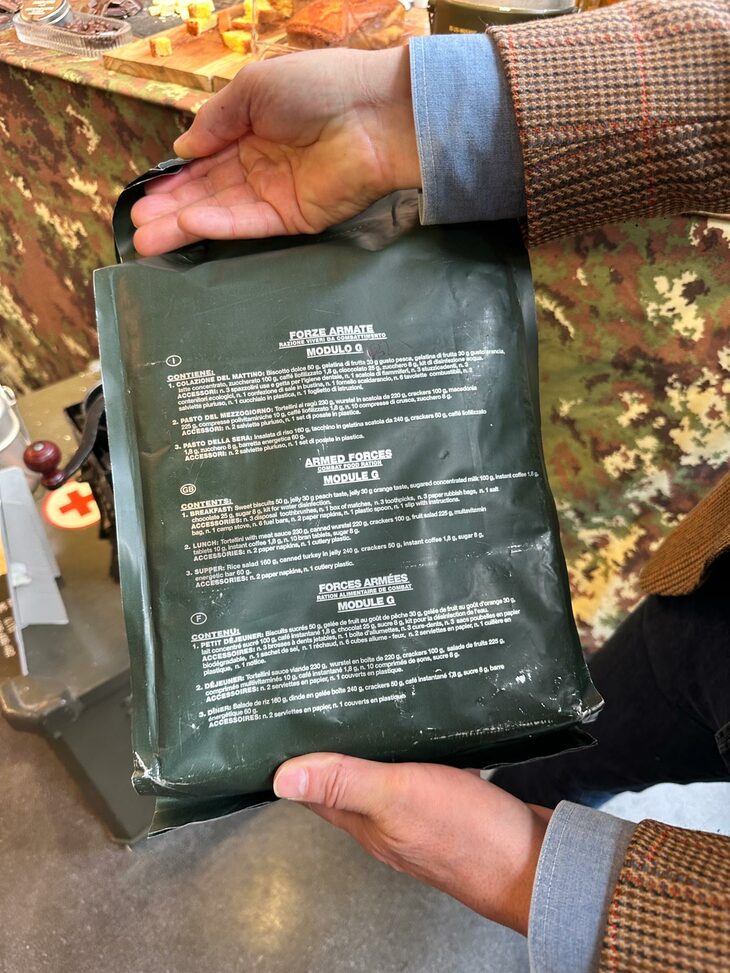 「Kレーション」の裏側には、伊英仏の3カ国語で内容物が記されている。