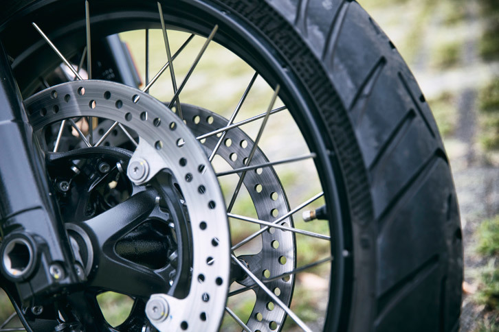 足元の仕様は「R nineT」とは大きく異なり、フロントには大径の19インチホイールと120/70ZR19サイズのタイヤを採用。日本仕様では、ワイヤースポークホイールが標準となる。
