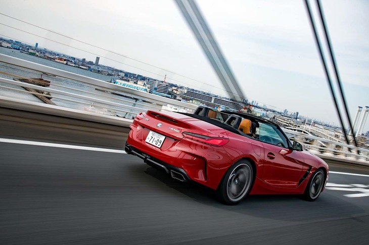 「M40i」の0-100km/h加速は4.5秒。最高速はリミッターにより250km/hに抑えられている。