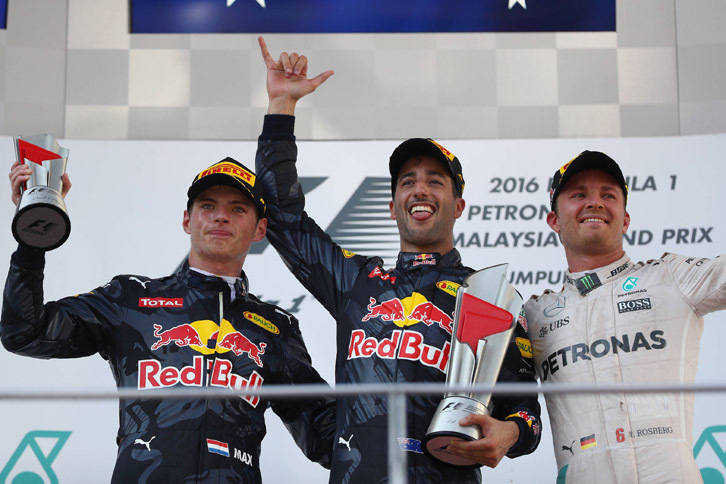 F1第16戦マレーシアGPを制したレッドブルのダニエル・リカルド（中央）、2位でレースを終えたレッドブルのマックス・フェルスタッペン（左）、メルセデスを駆り3位に入ったニコ・ロズベルグ（右）。（Photo=Red Bull Racing）