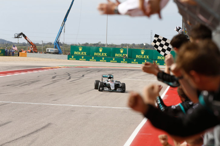 マレーシアでのエンジンブローの記憶がずっと頭にあったというハミルトン（写真）は、その悪夢を振り切り、7月末のドイツGP以来となる7勝目を飾った。これで通算勝利数は「50」に到達、アラン・プロストの歴代2位の記録にあと1勝で肩を並べることになった。そしてポイントリーダーのロズベルグとの差は26点に縮まった。（Photo=Mercedes）