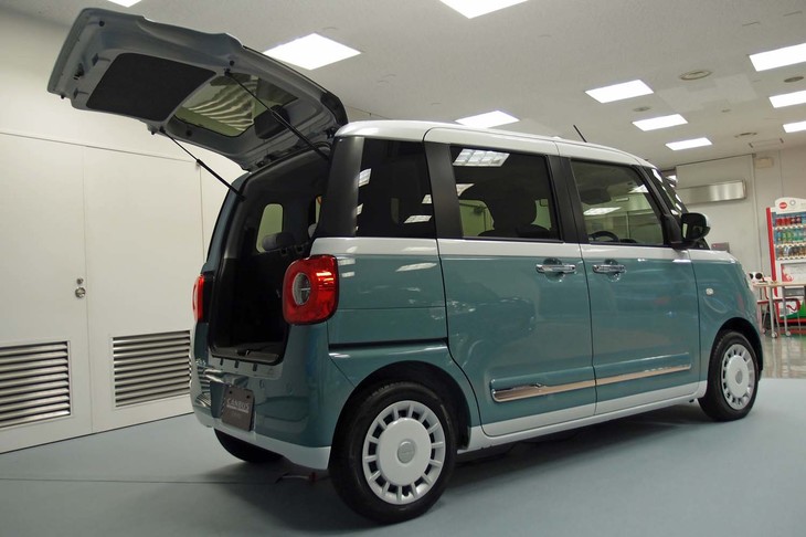 ダイハツ・ムーヴ キャンバス ストライプス（バックドアオープン時の様子）