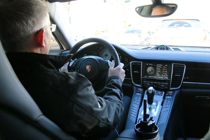 「ポルシェ・パナメーラ」の車内にて。ボーズ・サウンドシステムは、オーケストラの各パートを鮮明に浮き立たせる。ジャズの場合、ベースの弦の動きまでまぶたに浮かんでくるのは、ボーズ製ホームオーディオに共通する。