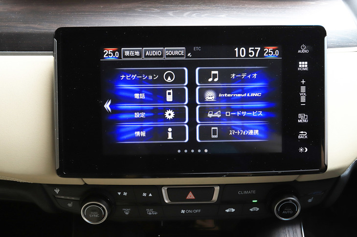 ダッシュボード中央に据えられた8インチディスプレイ。「クラリティPHEV」には、NCS（日本充電サービス）の充電設備の情報を備えた、ホンダの純正ナビゲーションシステム「Hondaインターナビ」が標準装備される。