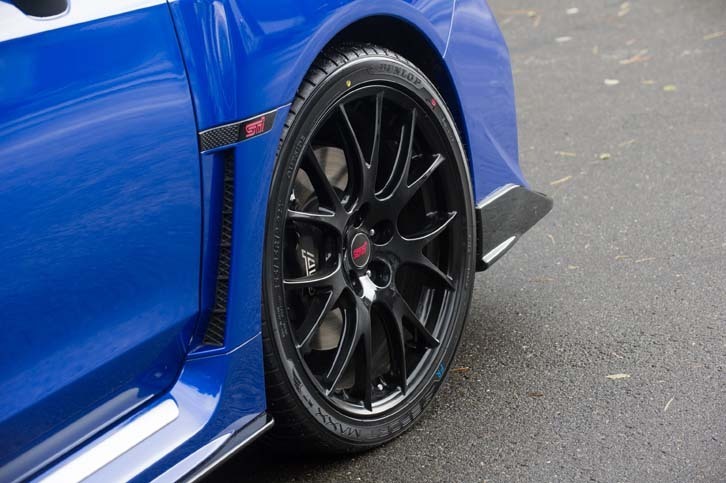 タイヤは「ダンロップSPORT MAXX RT」で、サイズは255/35R19。内部に特殊吸音スポンジを入れることで、静粛性の向上に一役買っている。