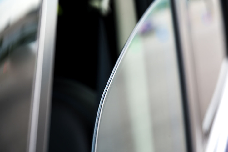 スポーティーさに加えて上質感も追求するため、静粛性も強化。ダッシュロアインシュレーターを追加し、フロントのサイドウィンドウの厚みを増している。