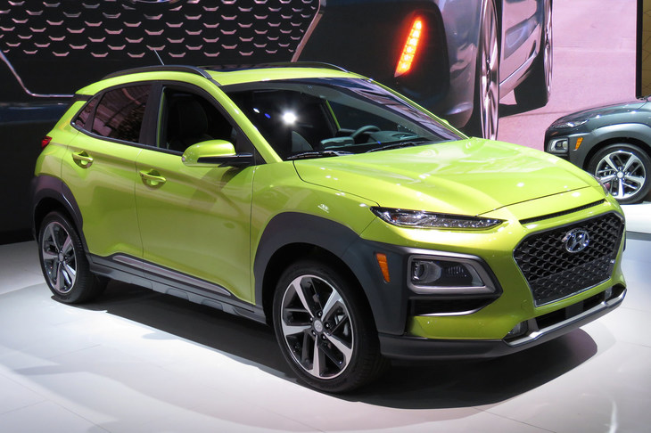 2017年に登場したヒュンダイのコンパクトクロスオーバー「コナ」。細いヘッドランプが特徴的なフロントマスクに注目。