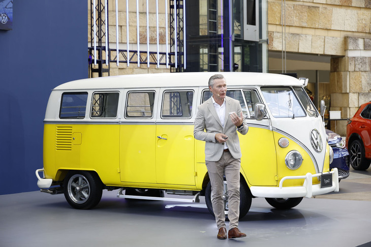 「フォルクスワーゲン・ブランドエキシビション」でステージに立ったフォルクスワーゲン ジャパンのフォルクスワーゲンブランドディレクター、イモー・ブッシュマン氏。