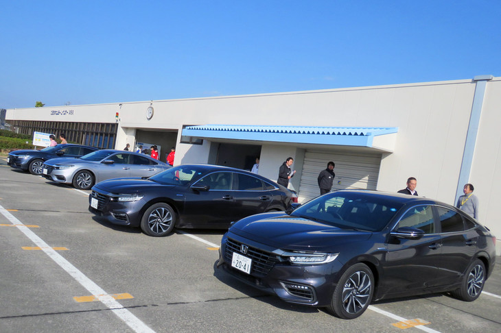試乗会場の「交通教育センターレインボー浜名湖」に並べられた「ホンダ・インサイト」。
