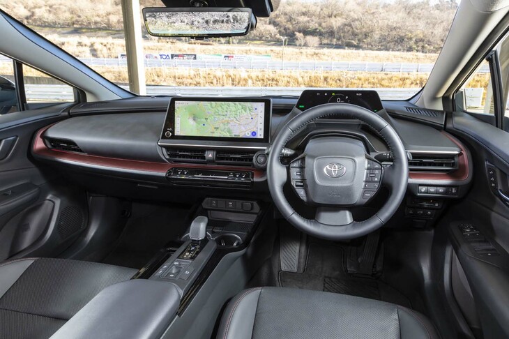 インテリアのコンセプトは、水平基調のシンプルなダッシュボードにセンターディスプレイとメーターパネルを配置する「アイランドアーキテクチャー」。イルミネーションは運転支援システムと連動しており、危険が迫った際には点滅することでドライバーに注意を促す。