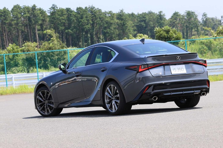 マイナーチェンジに際しては、すべての外装パネルを変更。全幅を30mm拡大するなどして、ロー＆ワイドなたたずまいが強調されている。リアまわりでは、車体の左右端にまたがる一文字型のコンビランプが新しい。