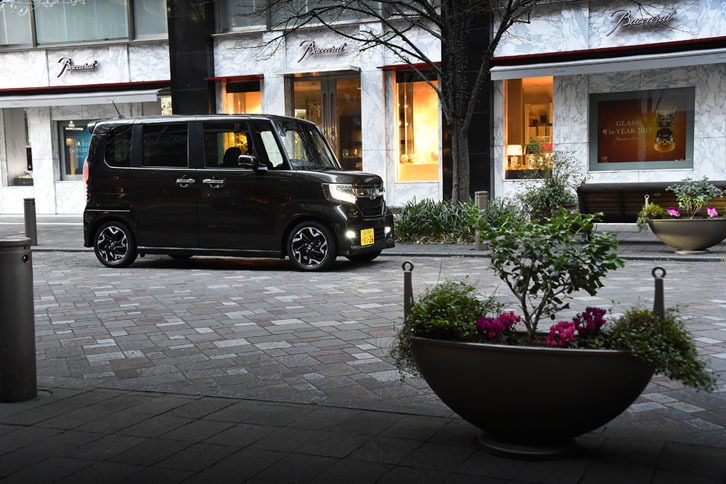 セールスの好調が伝えられるホンダの軽乗用車「N-BOX」。今回は、個性的な内外装を特徴とする「N-BOXカスタム」のターボ車を連れ出した。