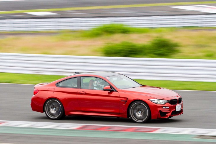 プロドライバーが運転する「BMW M TAXI DRIVE.」での「M4クーペ」の走行シーン。普段とは異なるスピード域で、「Mモデル」のパフォーマンスを感じることができるプログラムになっていた。