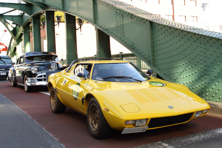 柳橋南詰で一時停止する1974年「ランチア・ストラトス」。その後方にいるのは……。