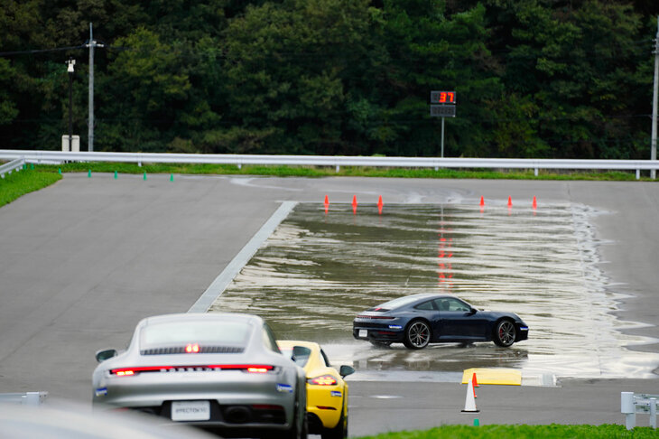 次はキックプレート。ぬれた滑りやすい路面の手前に油圧で作動するプレートがはめ込まれていて、後ろのタイヤがプレートを通過するとセンサーが感知して左右にランダムにプレートが動き車体を滑らせる。実際の走行で起こる横滑りに対応する練習です。約40km/hで進入するとフッと後ろが浮いた感覚になり一瞬で横向きに。切り返したのですが回転しながら滑ってエリアからはみ出してしまいましたた。ブレーキが遅かったようです。実際起こることを考えるととても怖いけれど貴重な体験でした。