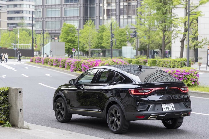 ファストバッククーペ風のリアスタイルが美しい。ブリリアントブラックとウオームチタニウムのアクセントによって先進性とエレガントさをアピールする。