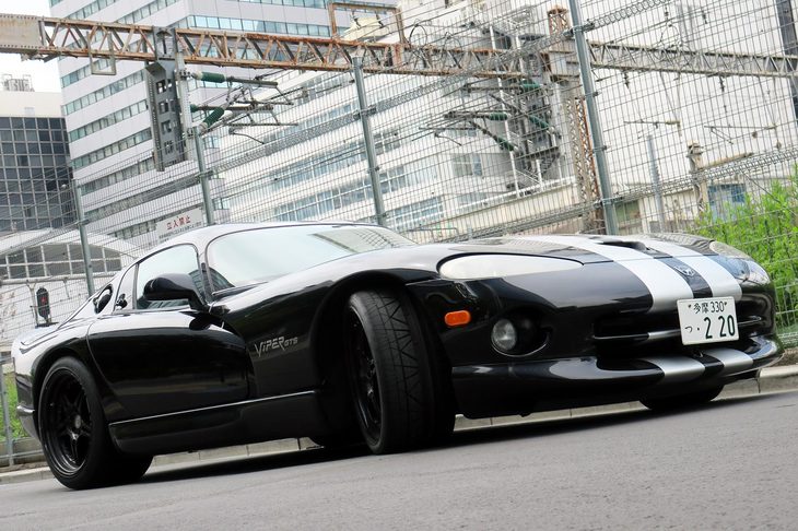 ようやくタイヤを新調した「ダッジ・バイパー」。どうでもいいけど、“タイヤ込みのクルマの写真”って、どうしてこんなに撮るのが難しいんだろう？