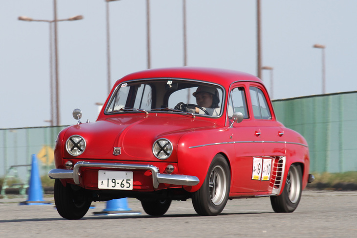 Aクラスにダブルエントリーした「ルノー・ドーフィン」。戦後ルノー初のヒット作であり、日野自動車でもライセンス生産された「4CV」の後継モデル。